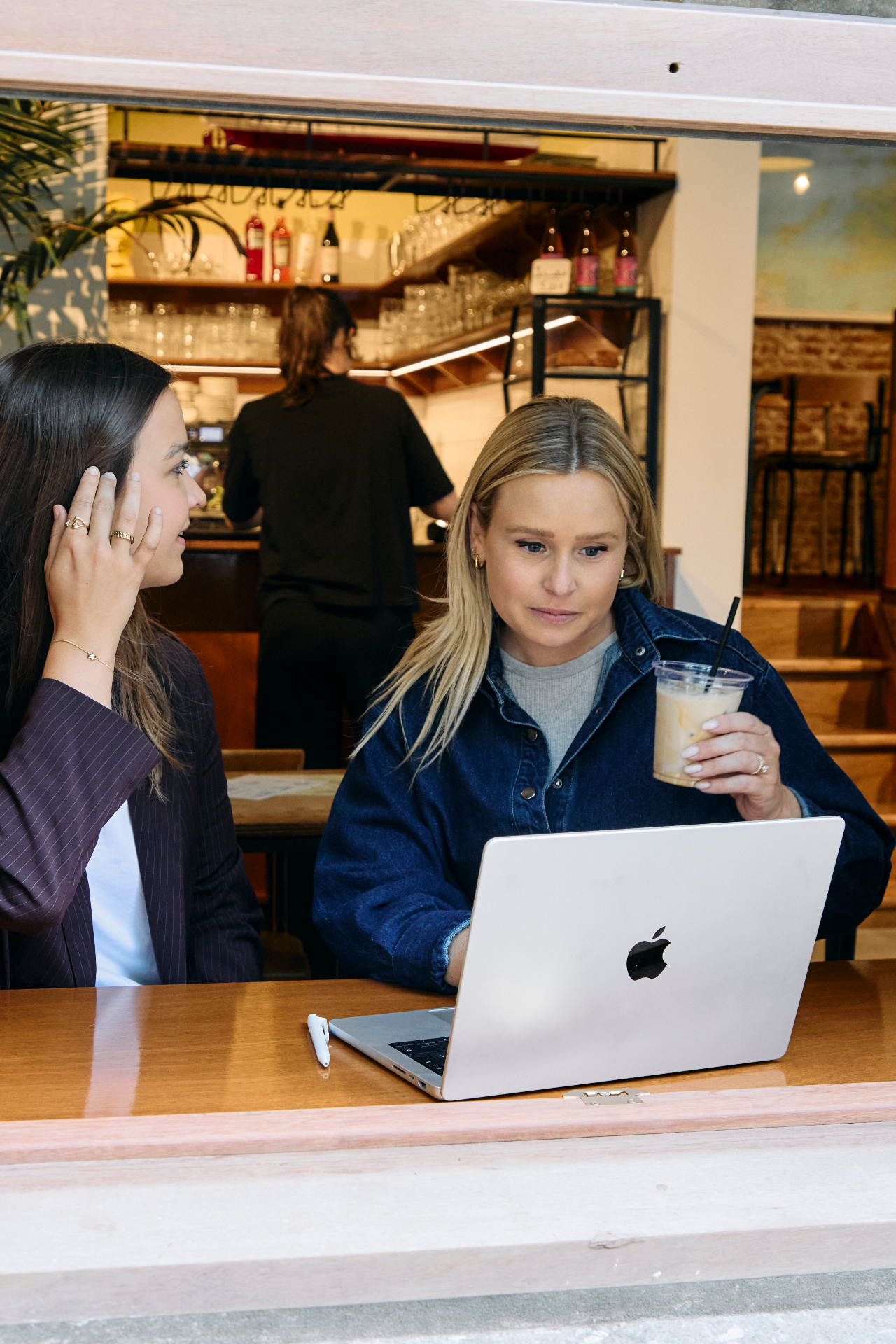 BeBold team aan het werk in café